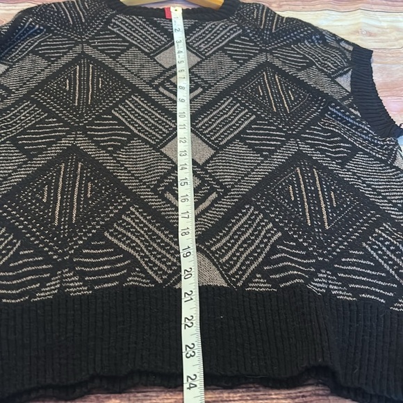 Love Scarlet sweater vest. Zippers on each side, soft and cozy material, medium. - Picture 8 of 8